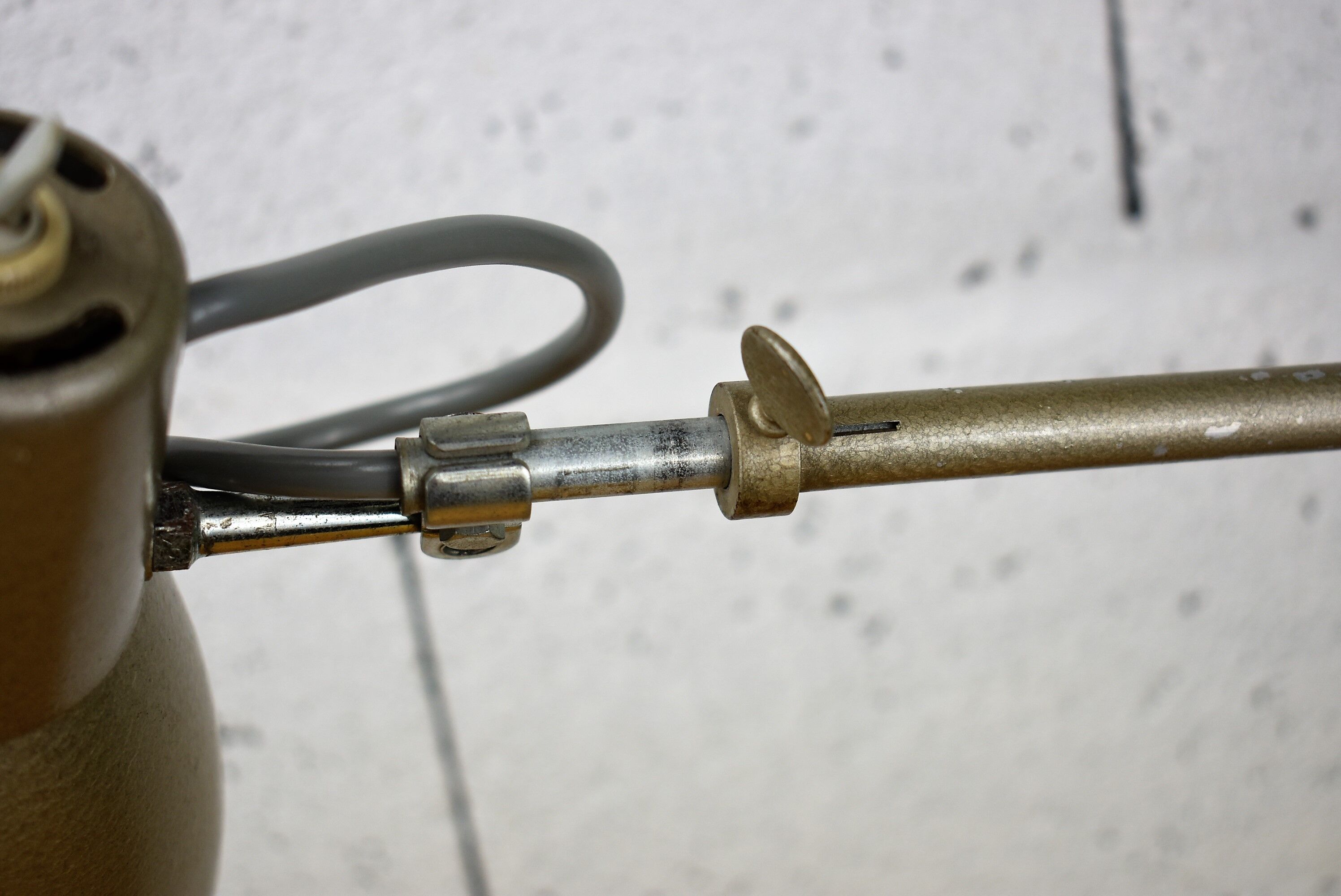 Lumina vintage industrial lamp.