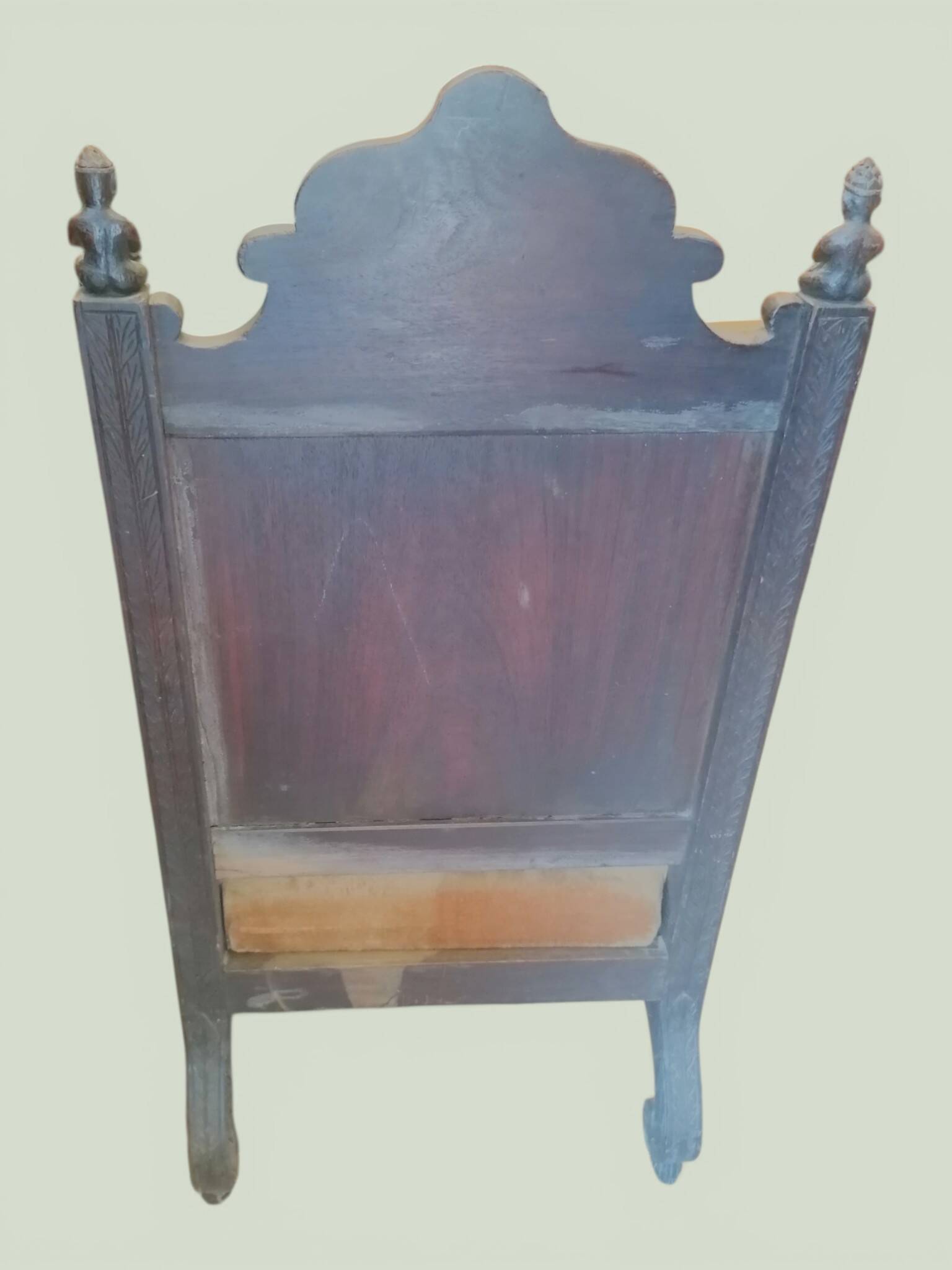 Indian throne chair in carved red wood - Buddhist / Hindu.