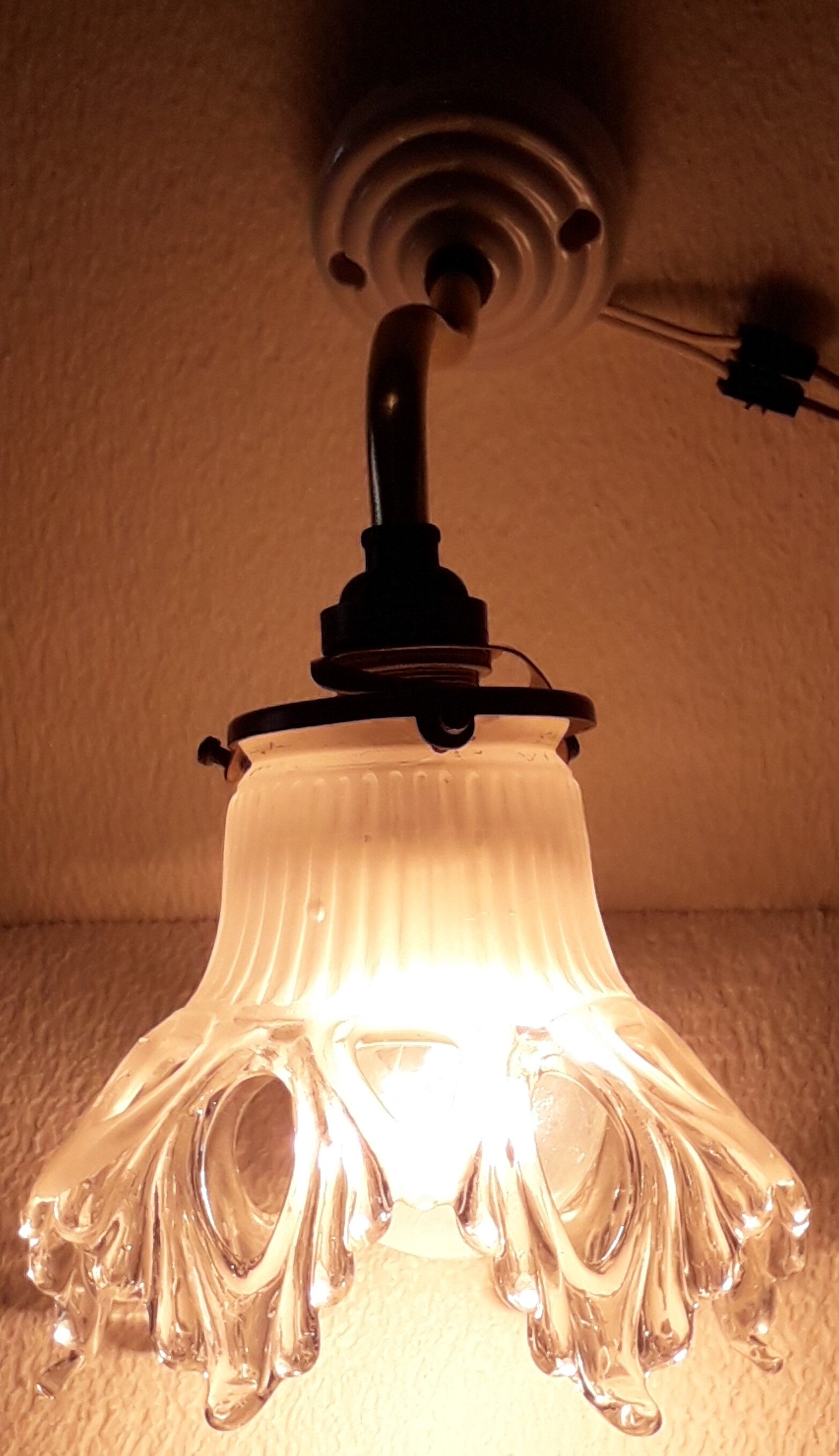 Applique tulipe dentelle en verre