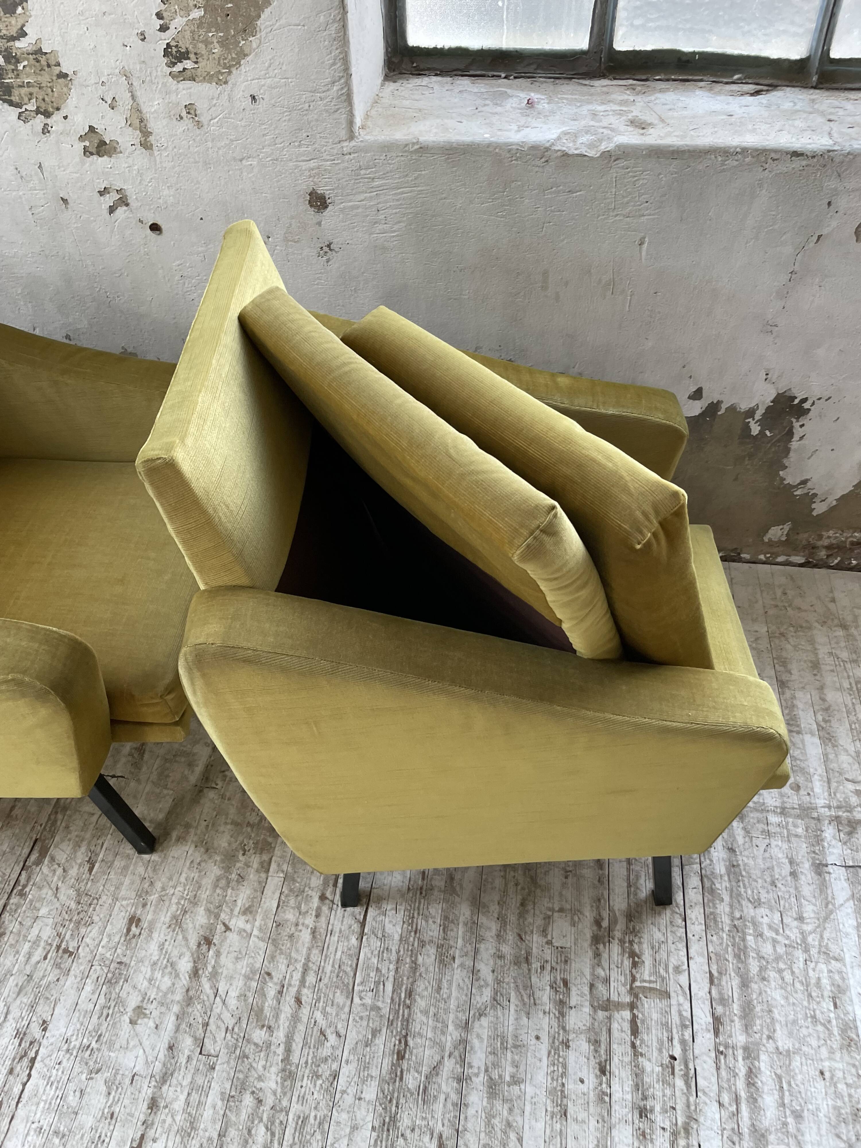 Paire de chauffeuses fauteuils vintage velours jaune