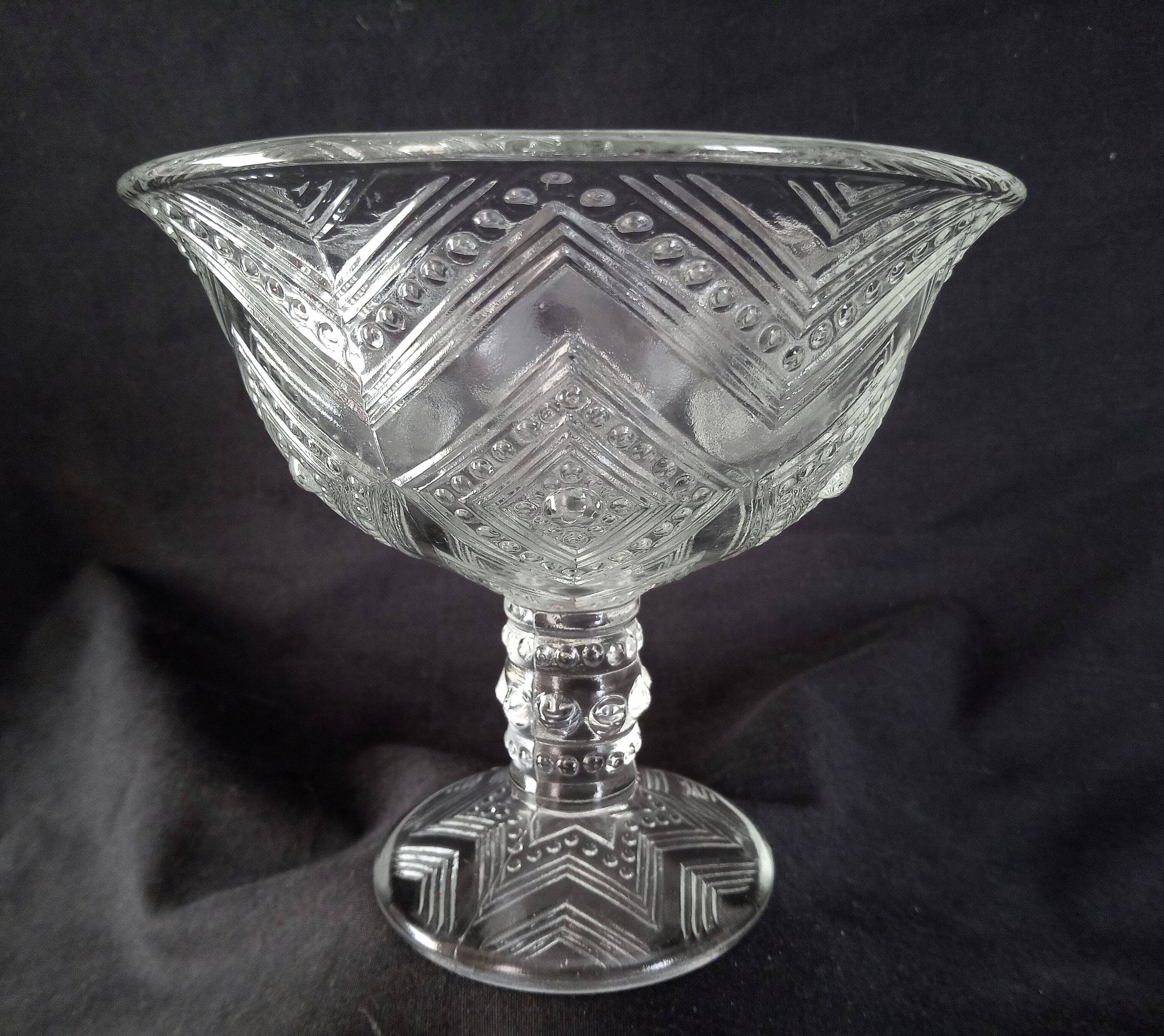 Candy box on foot in cut crystal with Art Deco geometric patterns