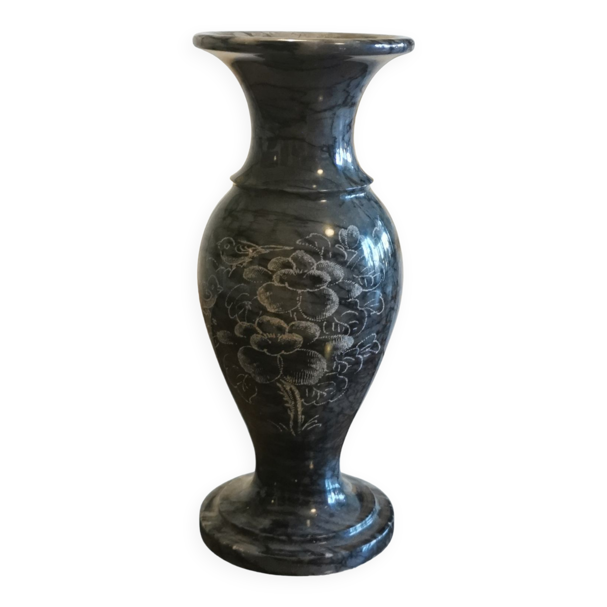 Vase en marbre sculpté