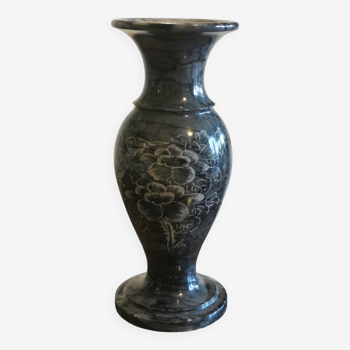 Vase en marbre sculpté