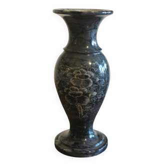 Vase en marbre sculpté