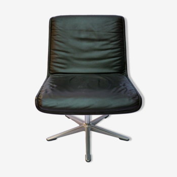 Leather chair on central foot