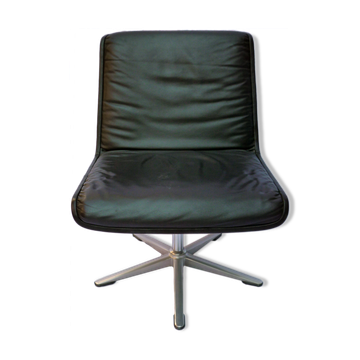 Leather chair on central foot