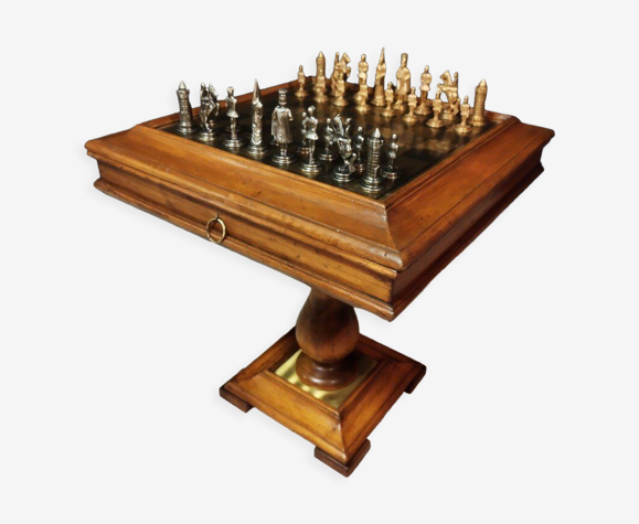 Table guéridon en bois et jeu d'échecs en métal