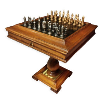Table guéridon en bois et jeu d'échecs en métal