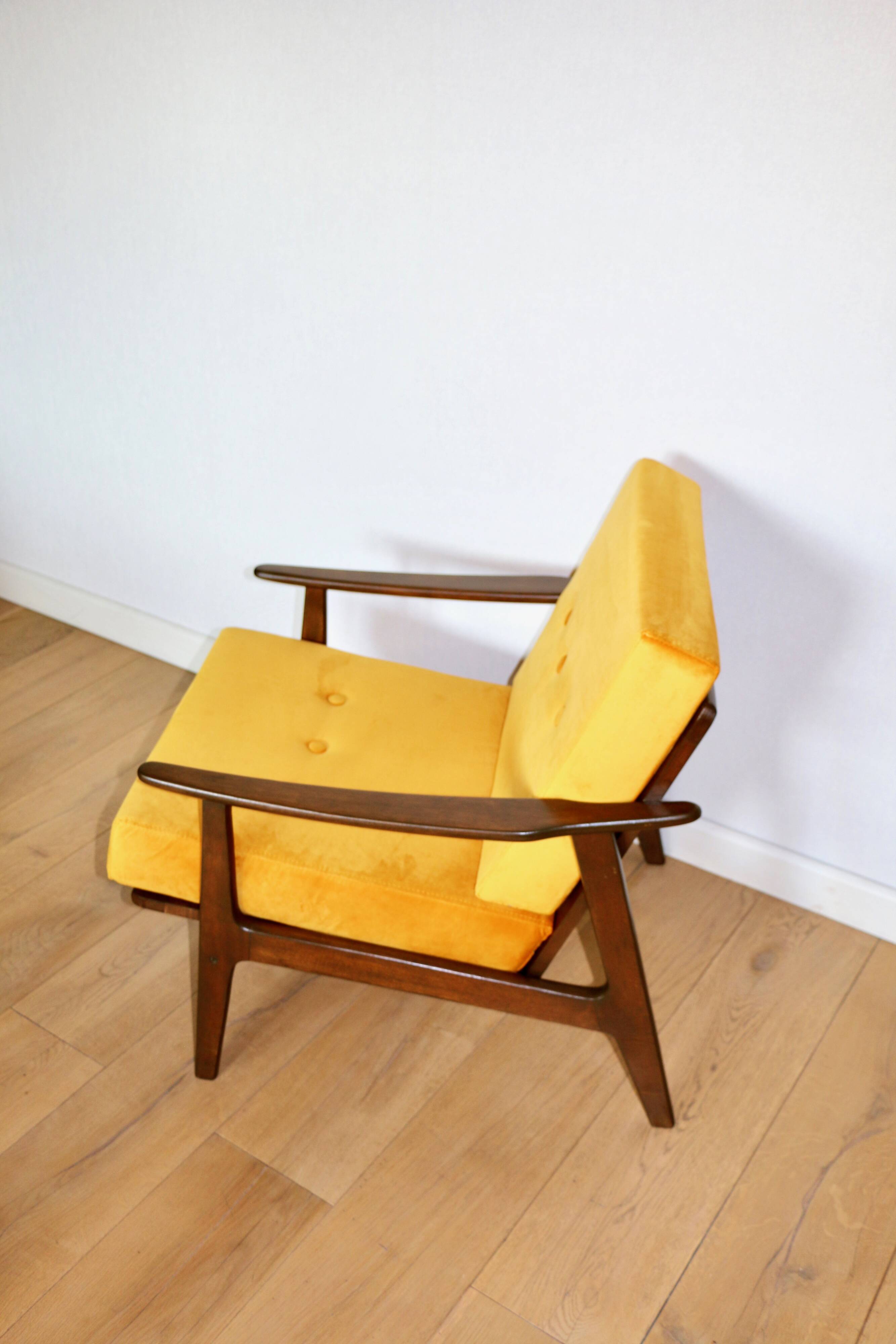 Fauteuil yougoslave restauré du milieu du siècle en jaune doré