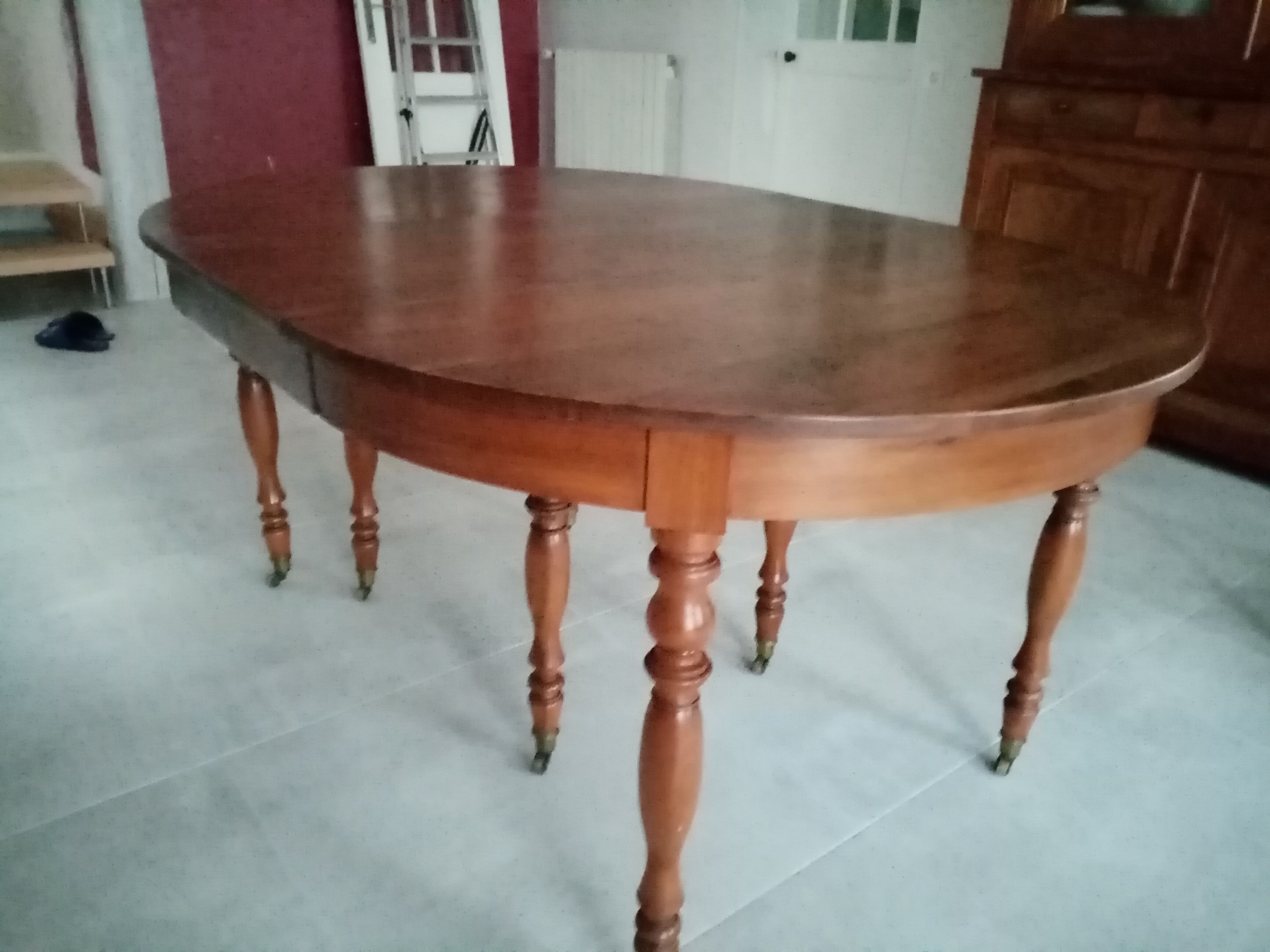Table in walnut