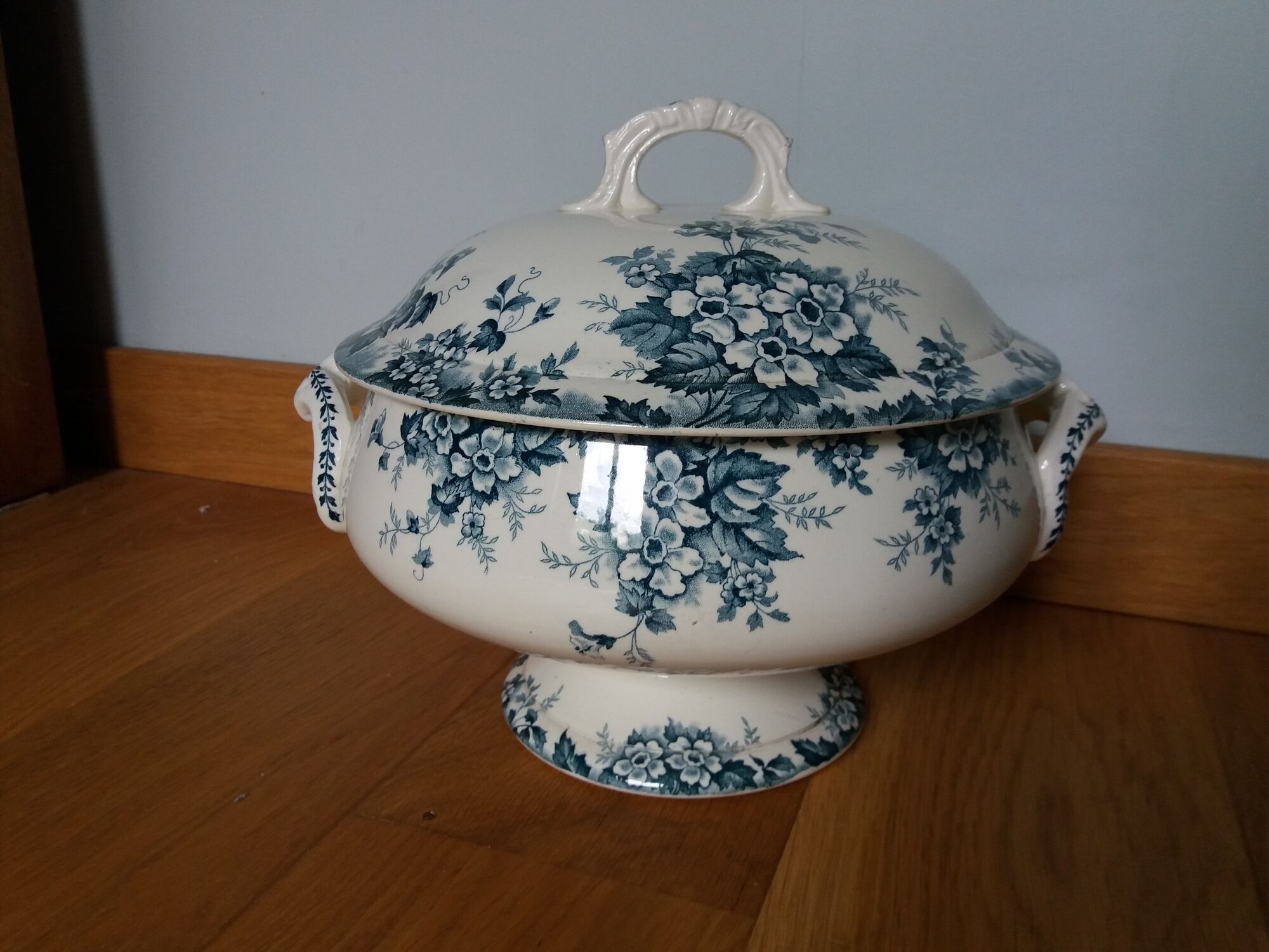 Soupière Saint Amand et Hamage en terre de Fer modèle Marie-Louise