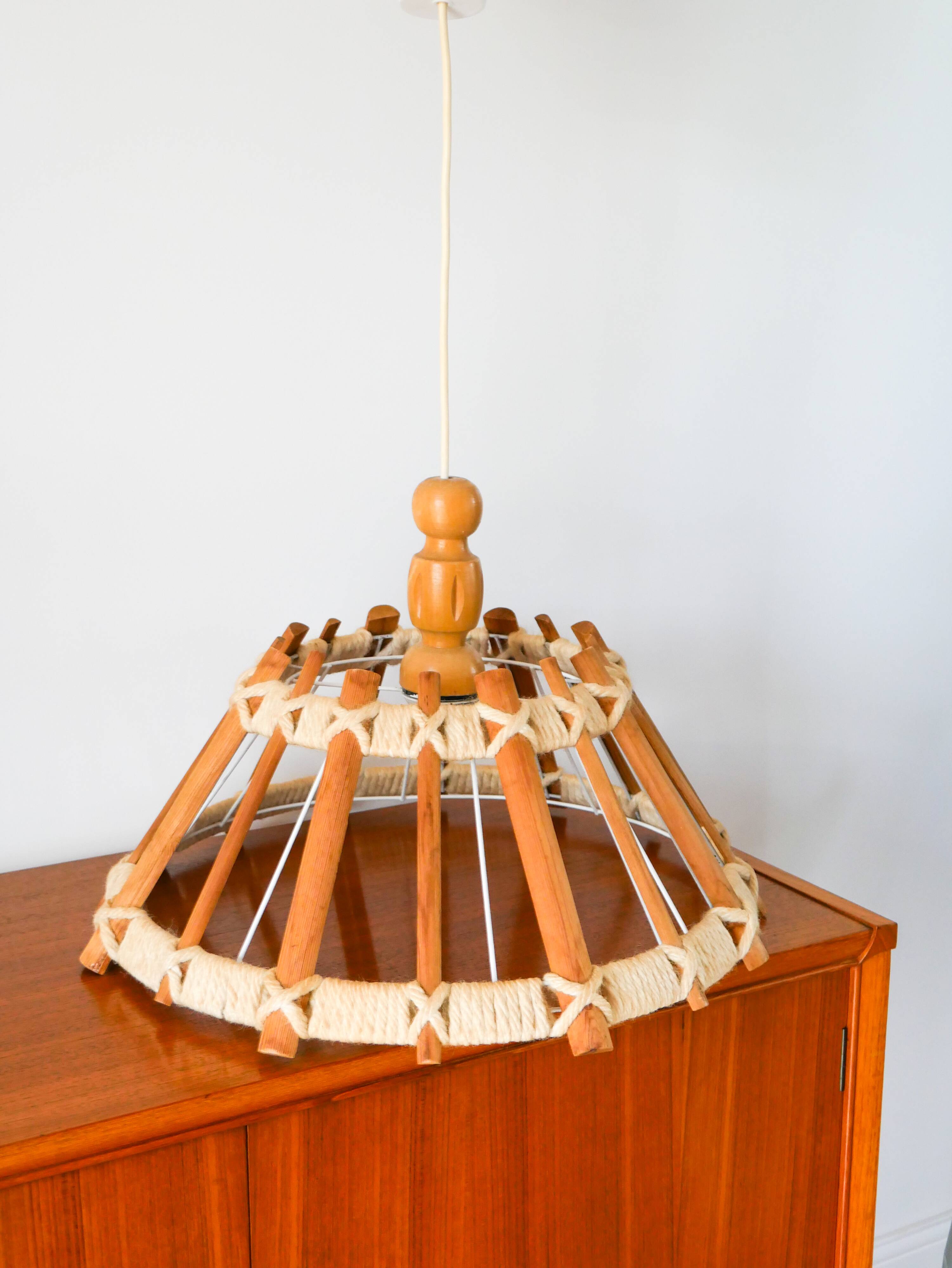 Scandinavian pendant light in wood and rope, 1960
