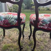 Chaises anciennes en noyer