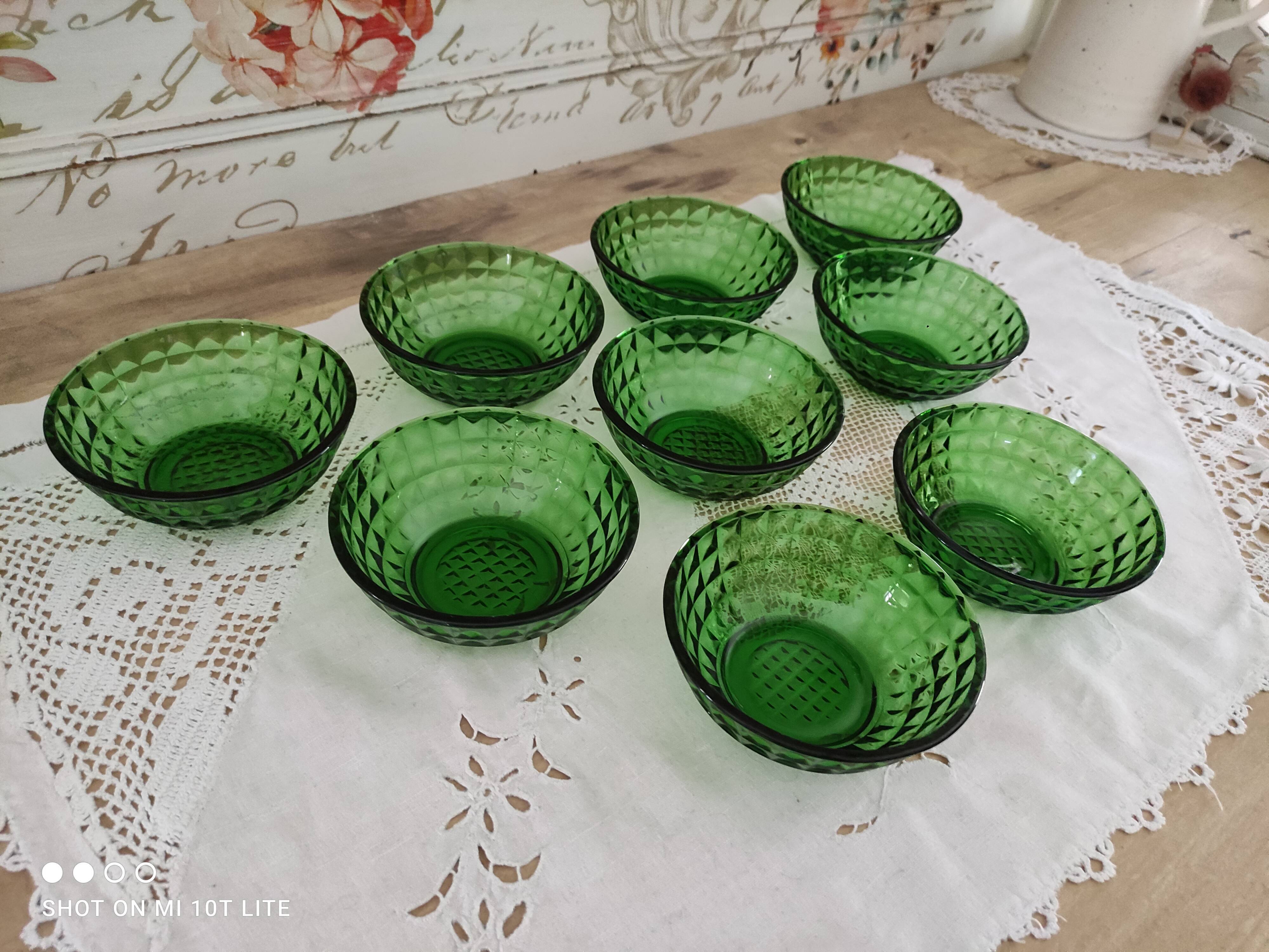 Lot de 9 coupelles en verre vert bouteille facetté
