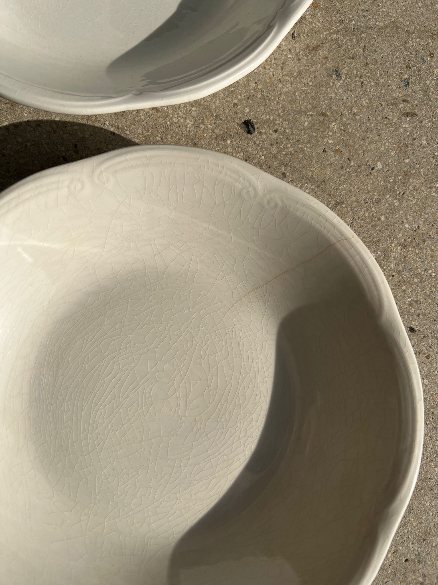 2 white hollow plates flower shape Gien D: 21,5cm