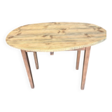 Extendable wooden table