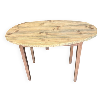 Extendable wooden table