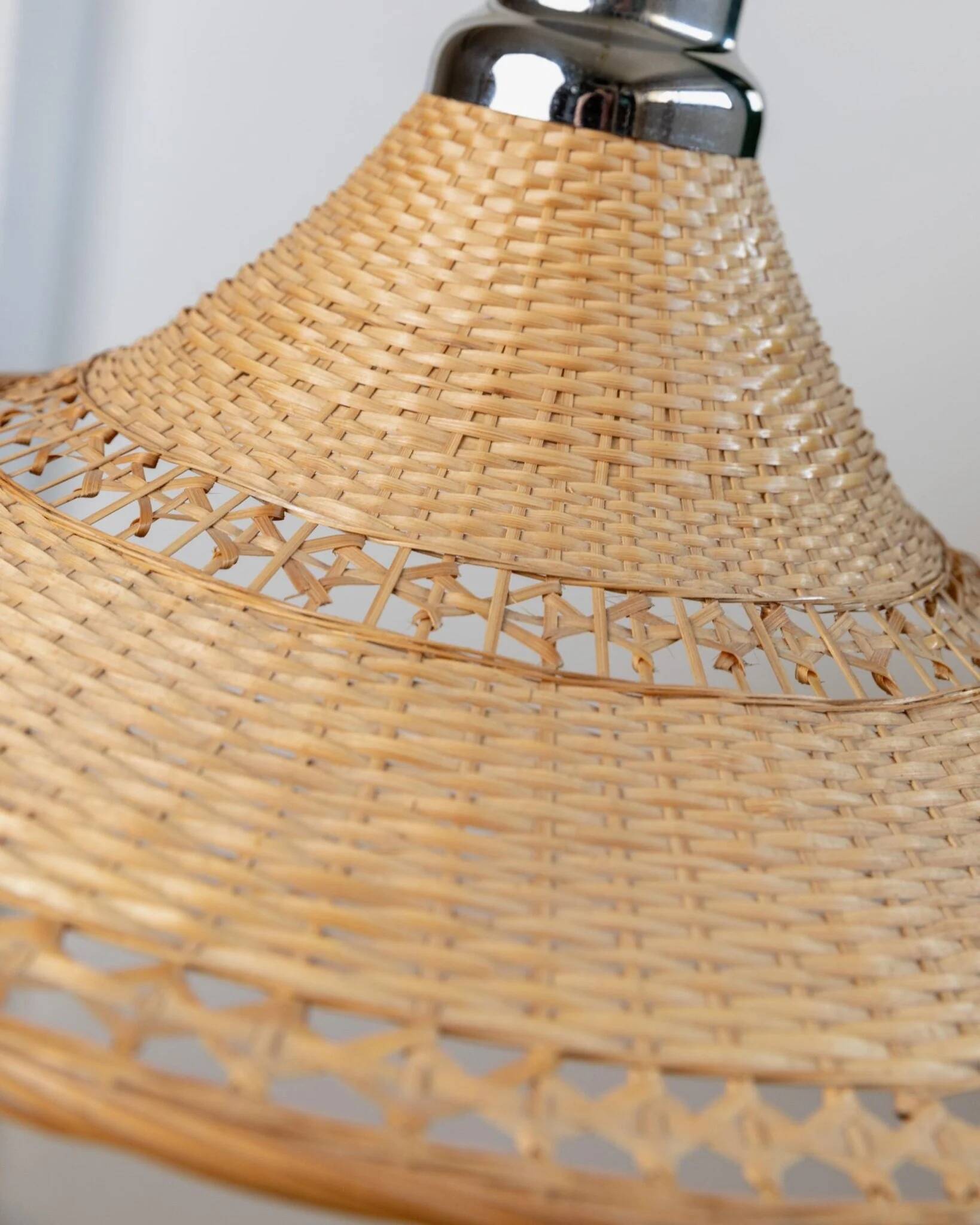 Grand lampadaire vintage en osier avec un dessus en chrome et un abat-jour en osier naturel – lumière suspendue italienne des années 1970 de l'ère spatiale.