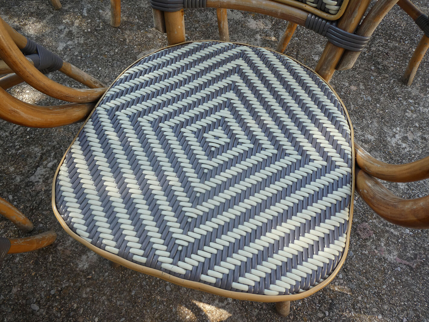Ensemble de 6 fauteuils bistrot de terrasse en rotin type "parisienne".