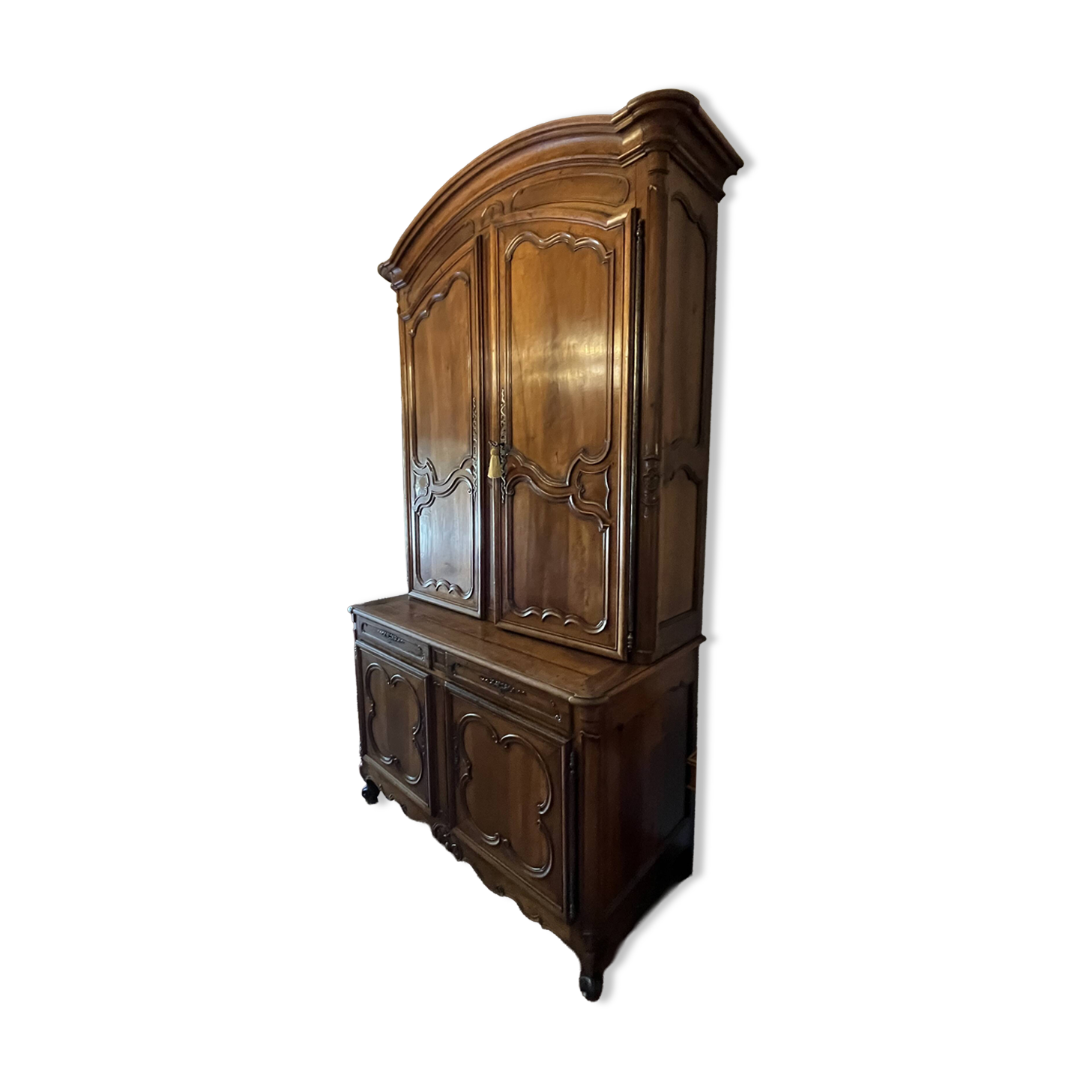 Armoire (Bahut) deux corps Louis XV en noyer 18e siècle