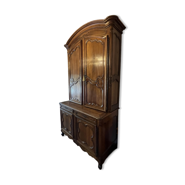 Armoire (Bahut) deux corps Louis XV en noyer 18e siècle