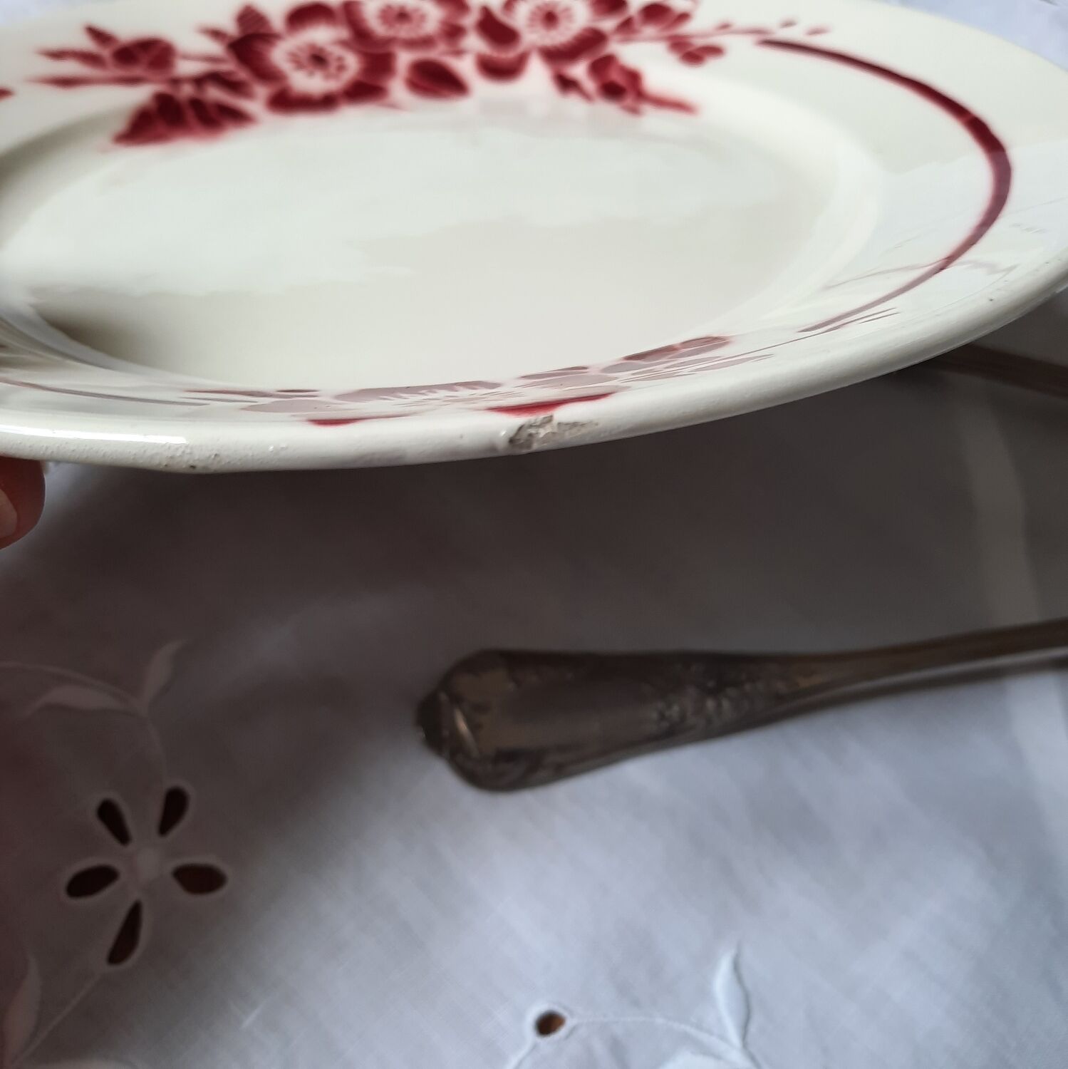 Flat plates in earthenware