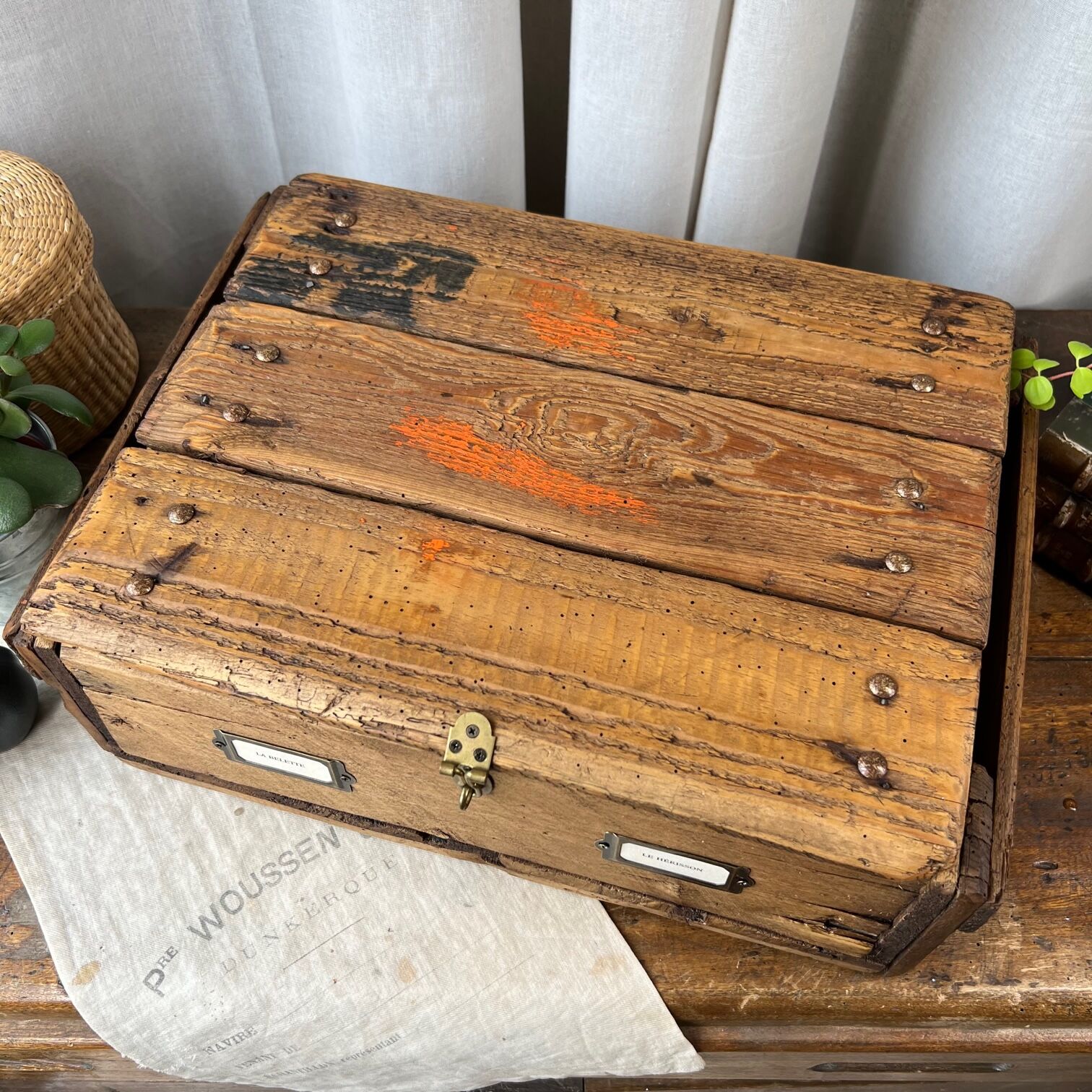 Raw wooden box “The weasel & the hedgehog”