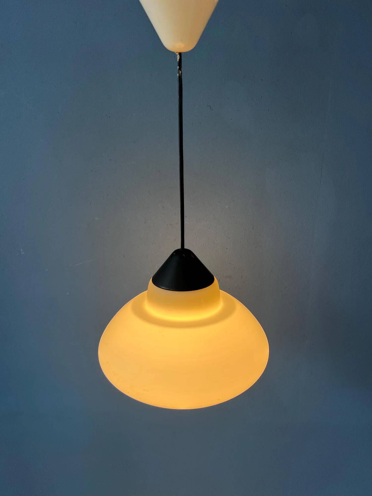 Suspension vintage Philips en verre opalin attribuée à Louis Kalff