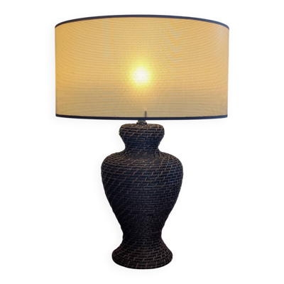 Lampe vintage en rotin brun et abat-jour texturé