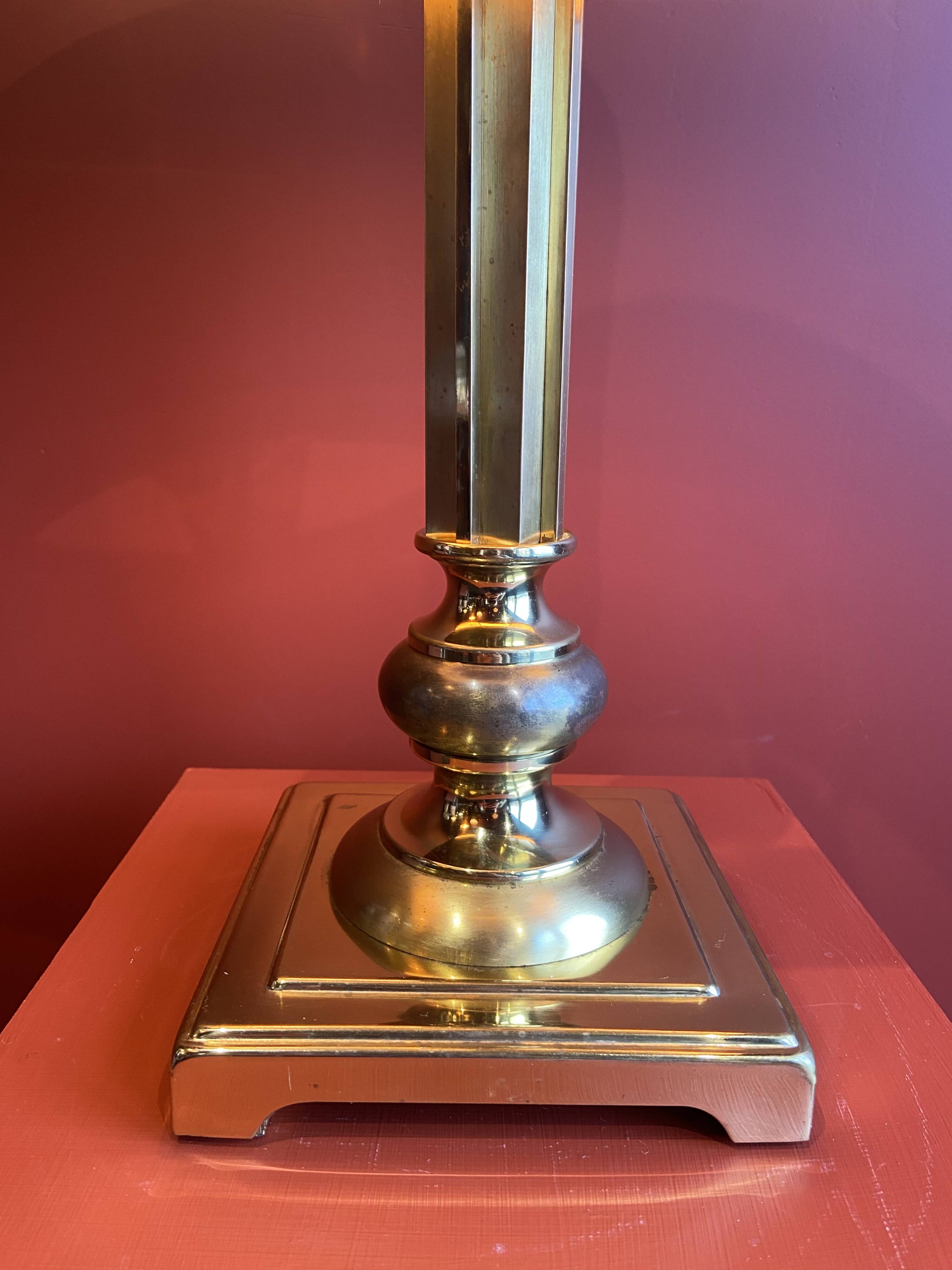 Lamp base in gilded brass, oval silk lampshade with a checkered pattern in burgundy.