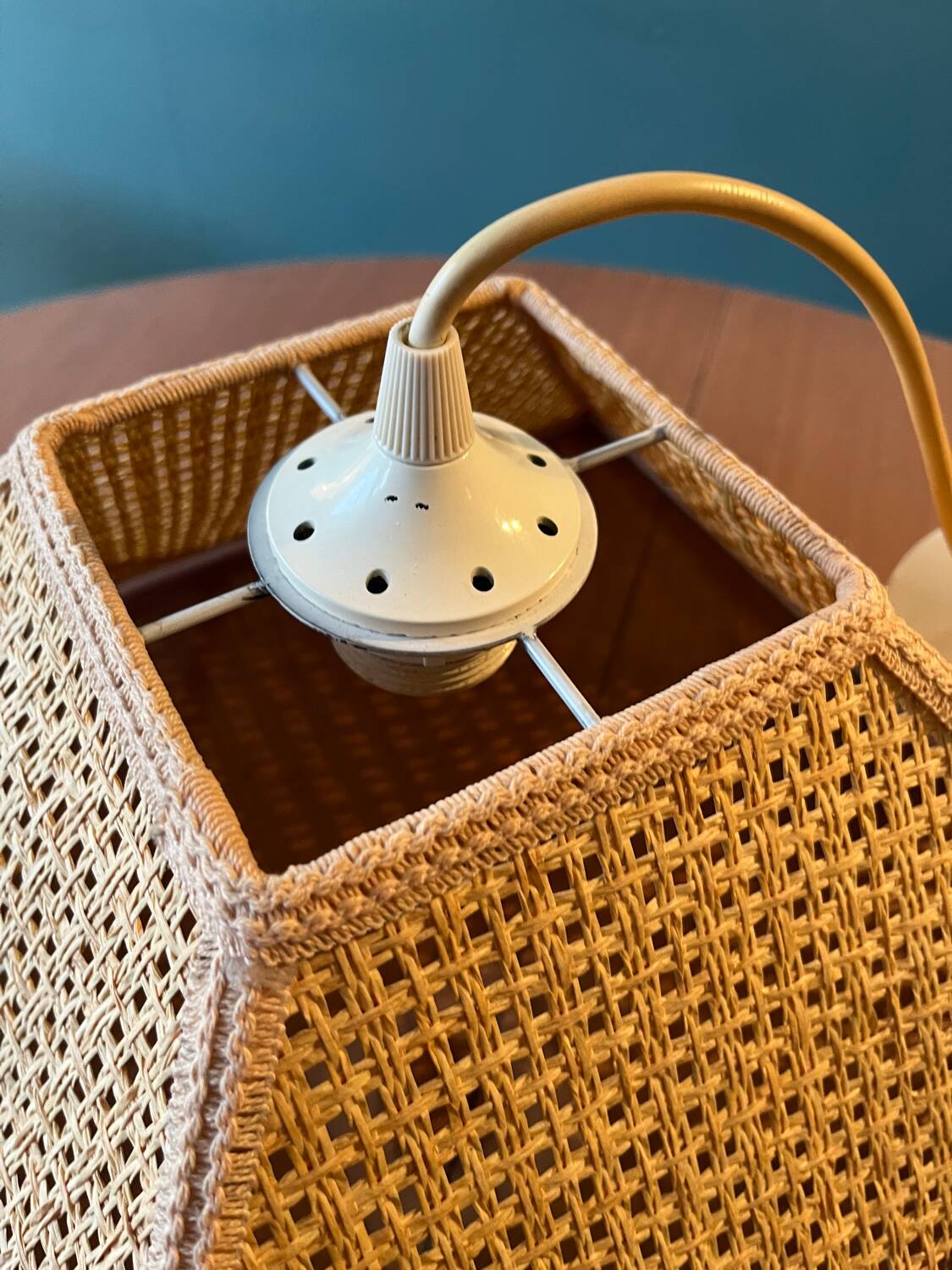 Suspension in wicker fabric canework