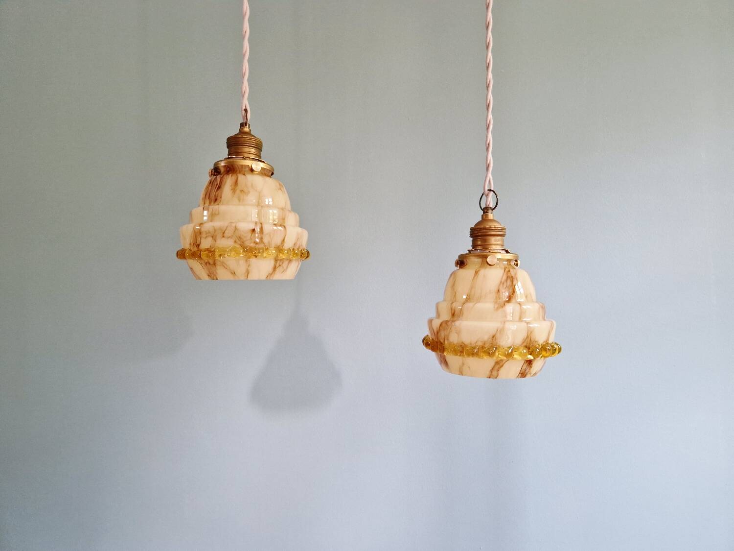 Duo de suspensions Art Déco en opaline et ouraline, 1920-30