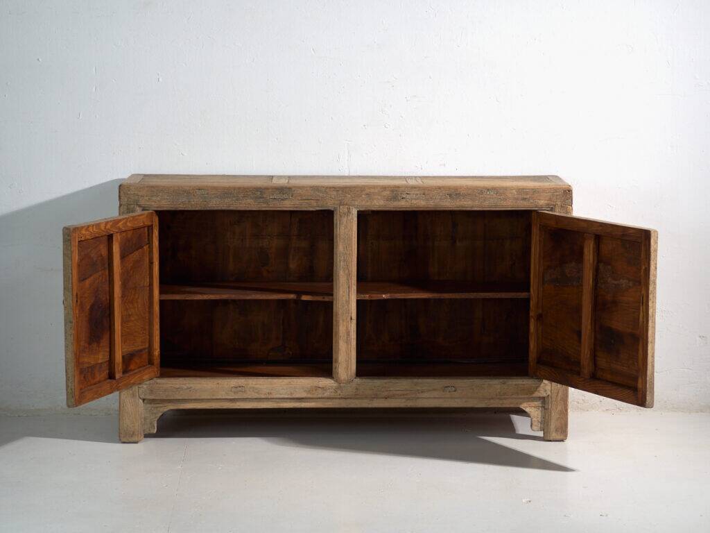 Buffet ancien en orme à deux portes – Chine, vers 1950