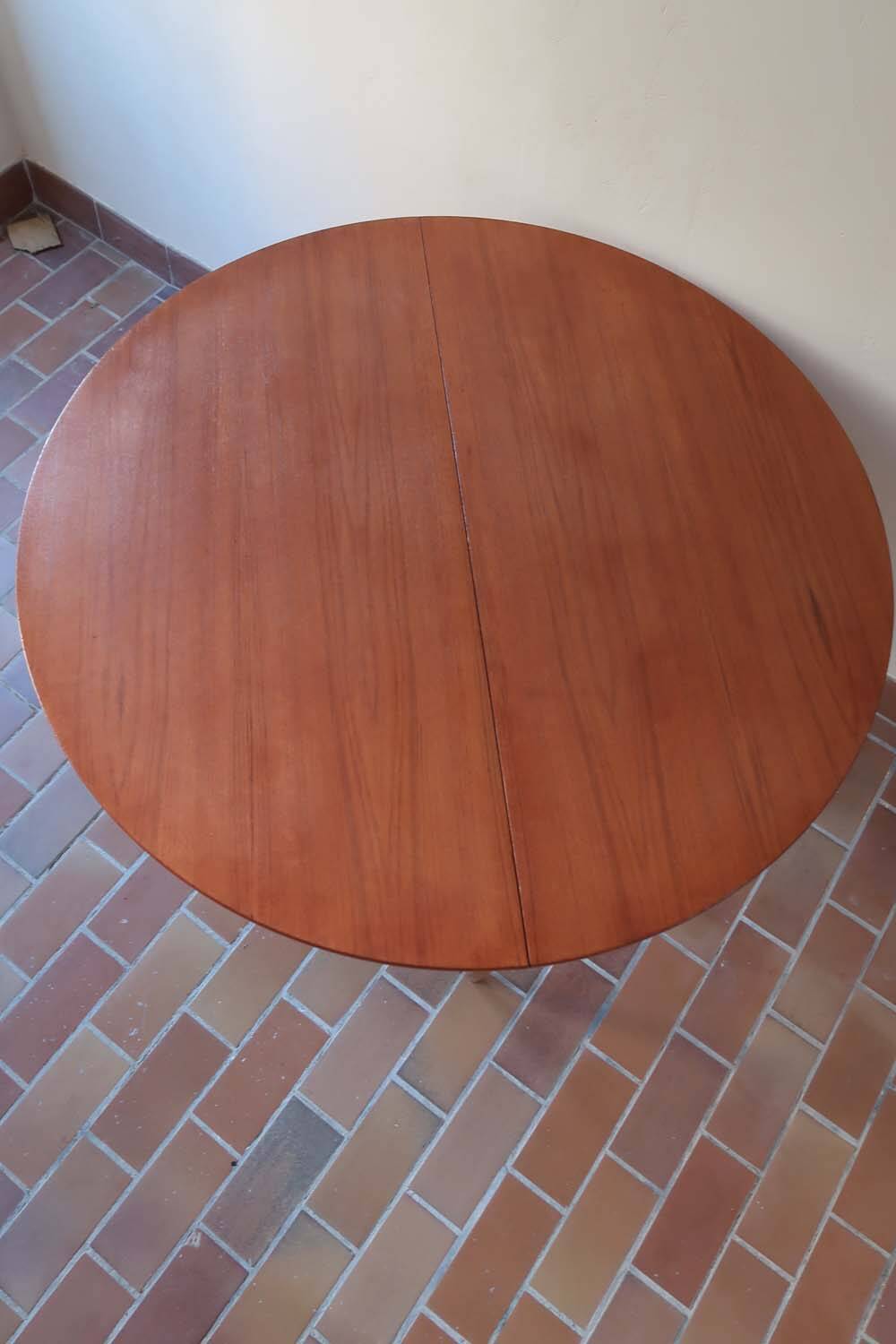 Scandinavian round table