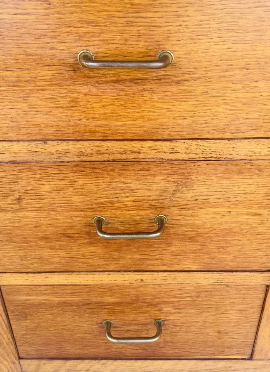 Vintage oak storage unit with drawers from the 50s/60s.