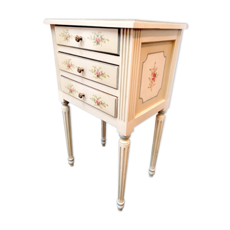 Table de chevet fleurie