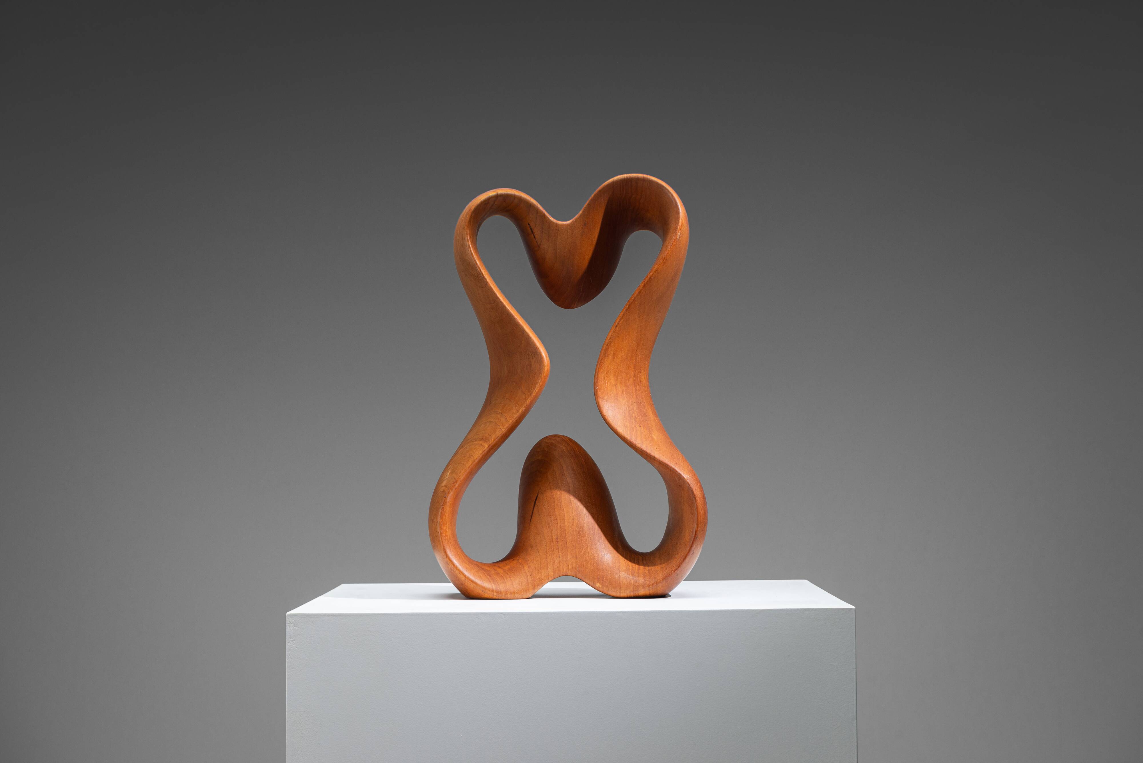 Sculpture abstraite avec des courbes organiques fluides.