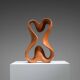 Sculpture abstraite avec des courbes organiques fluides.