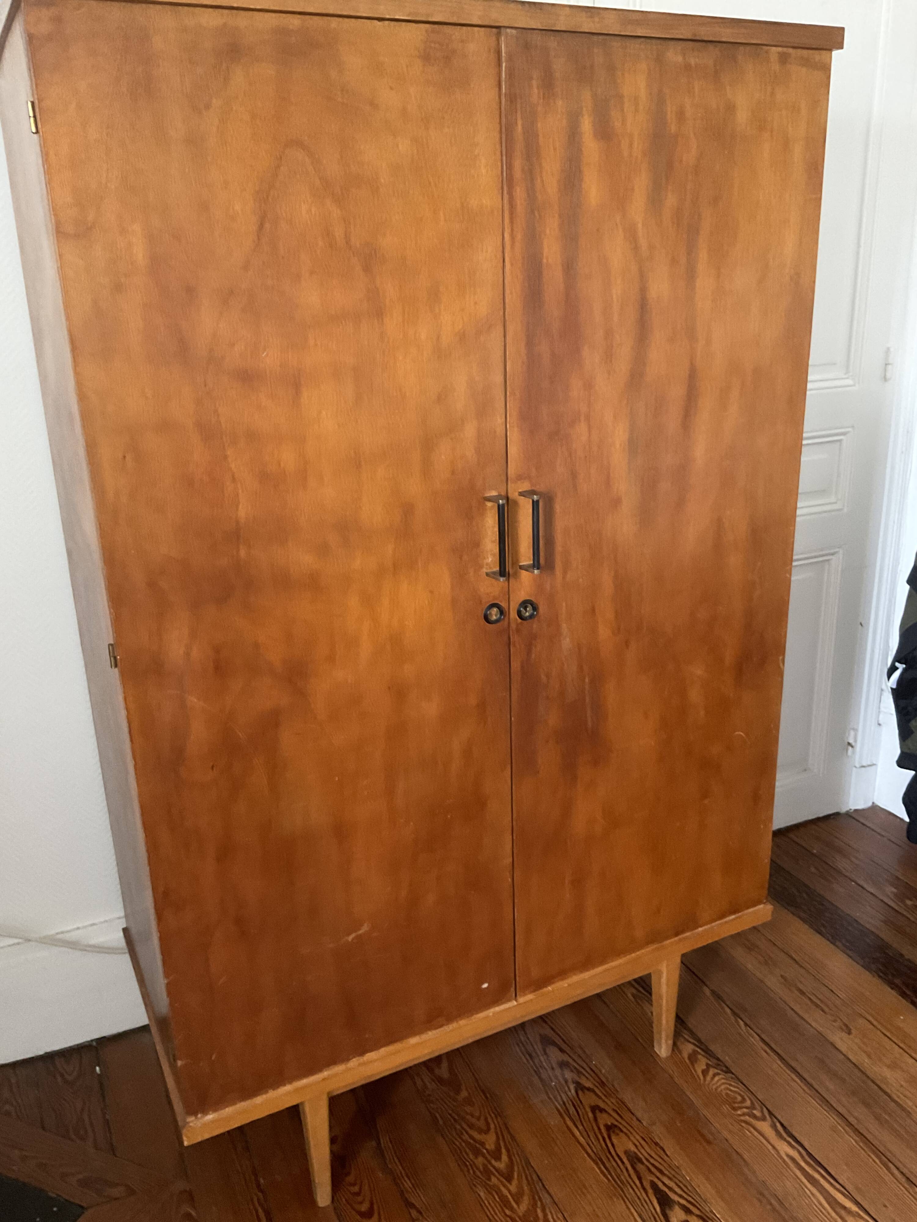 Armoire vintage