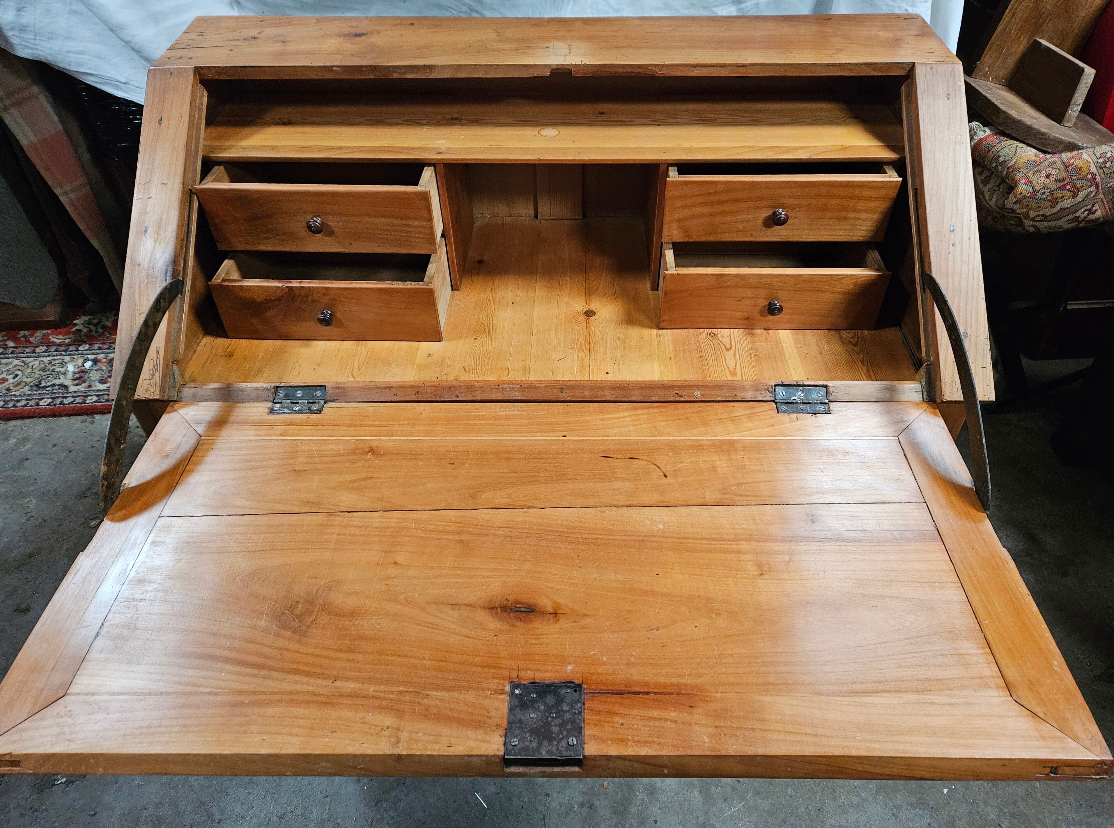 Slope desk in blond cherry wood