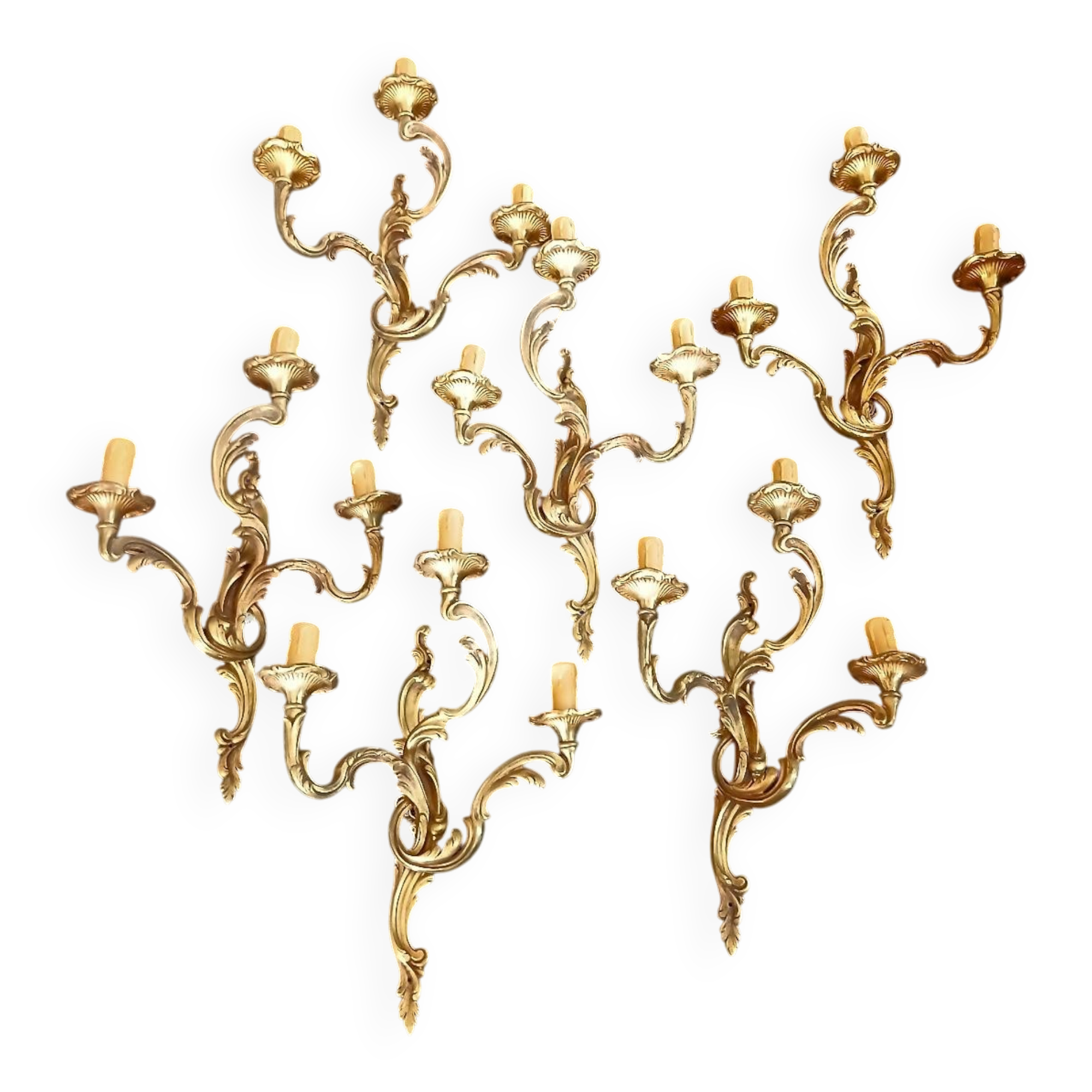Important lot of bronze wall lights in the Louis XV rococo style.