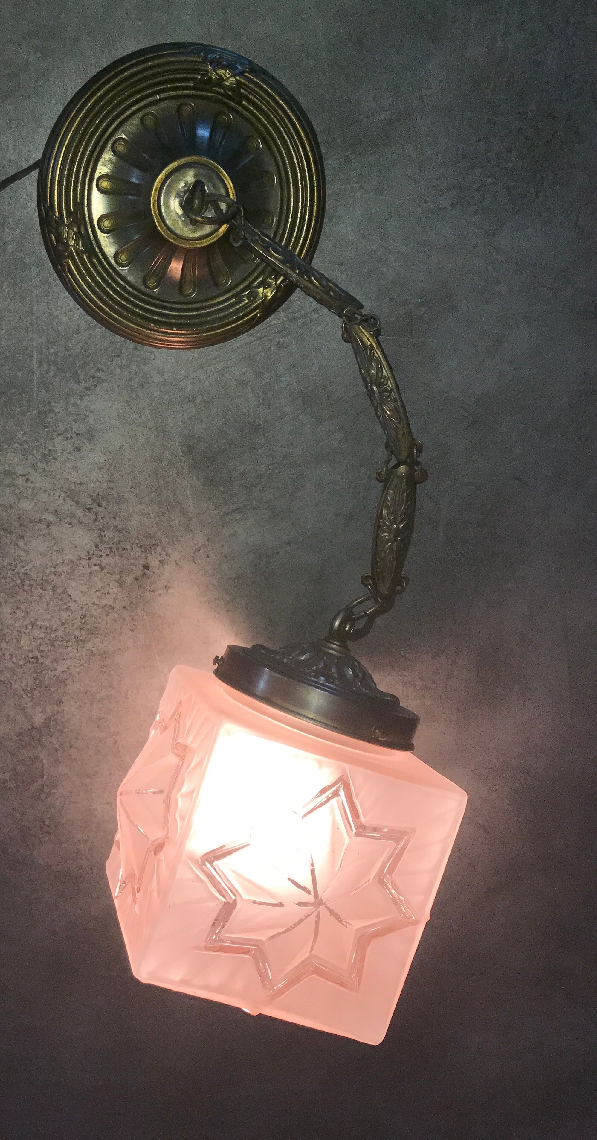 Suspension art déco abat-jour carré verre dépoli rose motifs d’étoiles