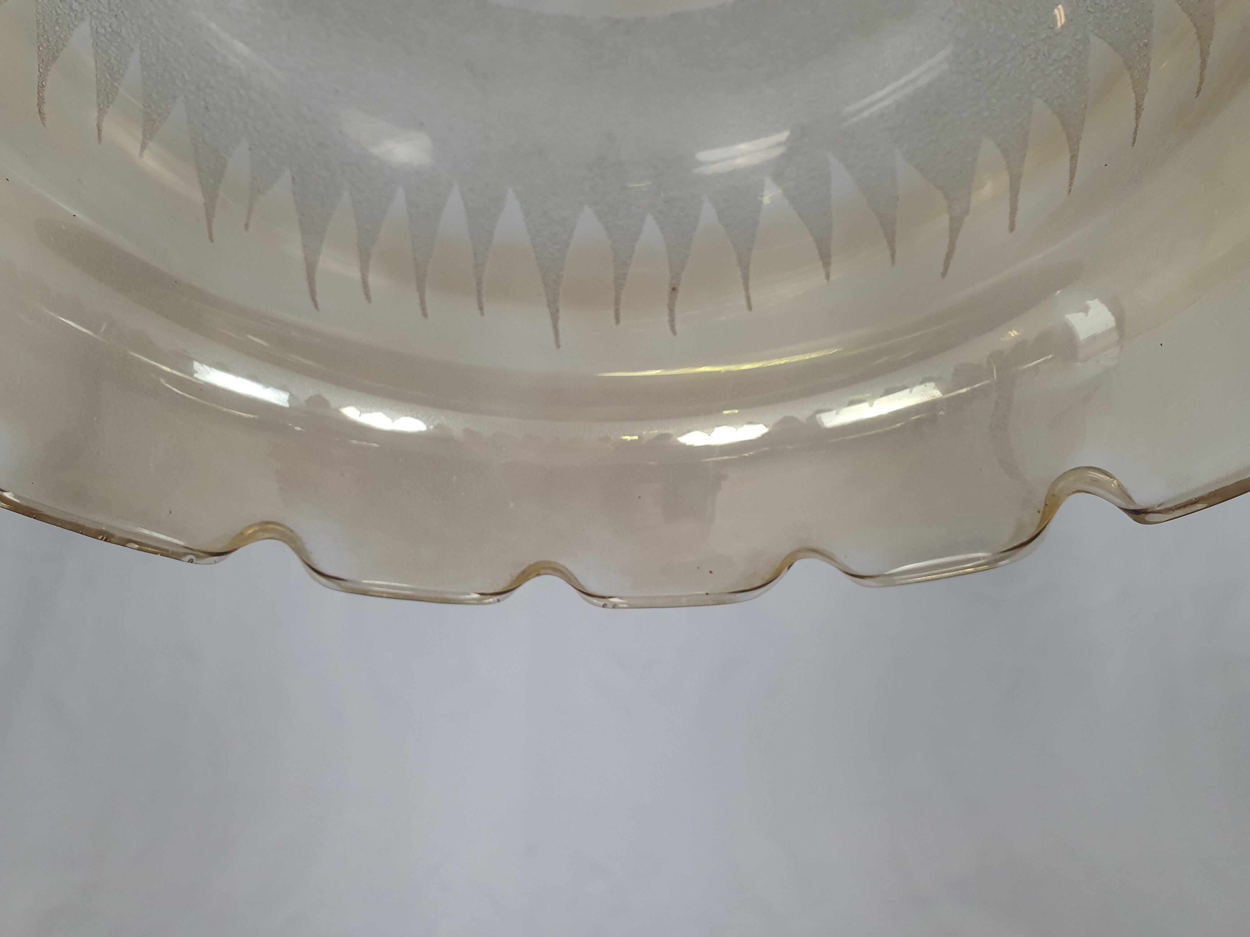Lustre en verre travaillé et laiton