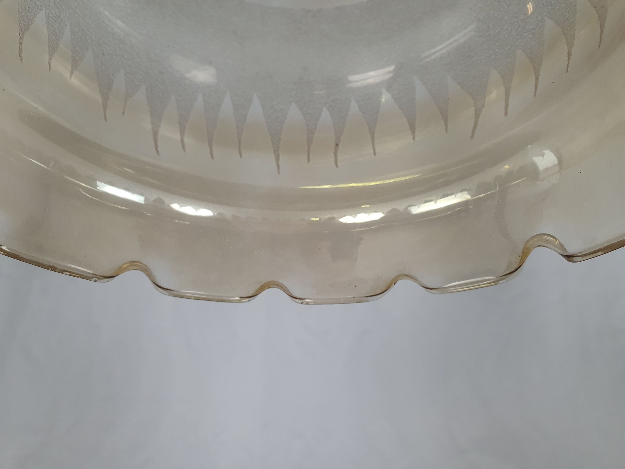 Lustre en verre travaillé et laiton