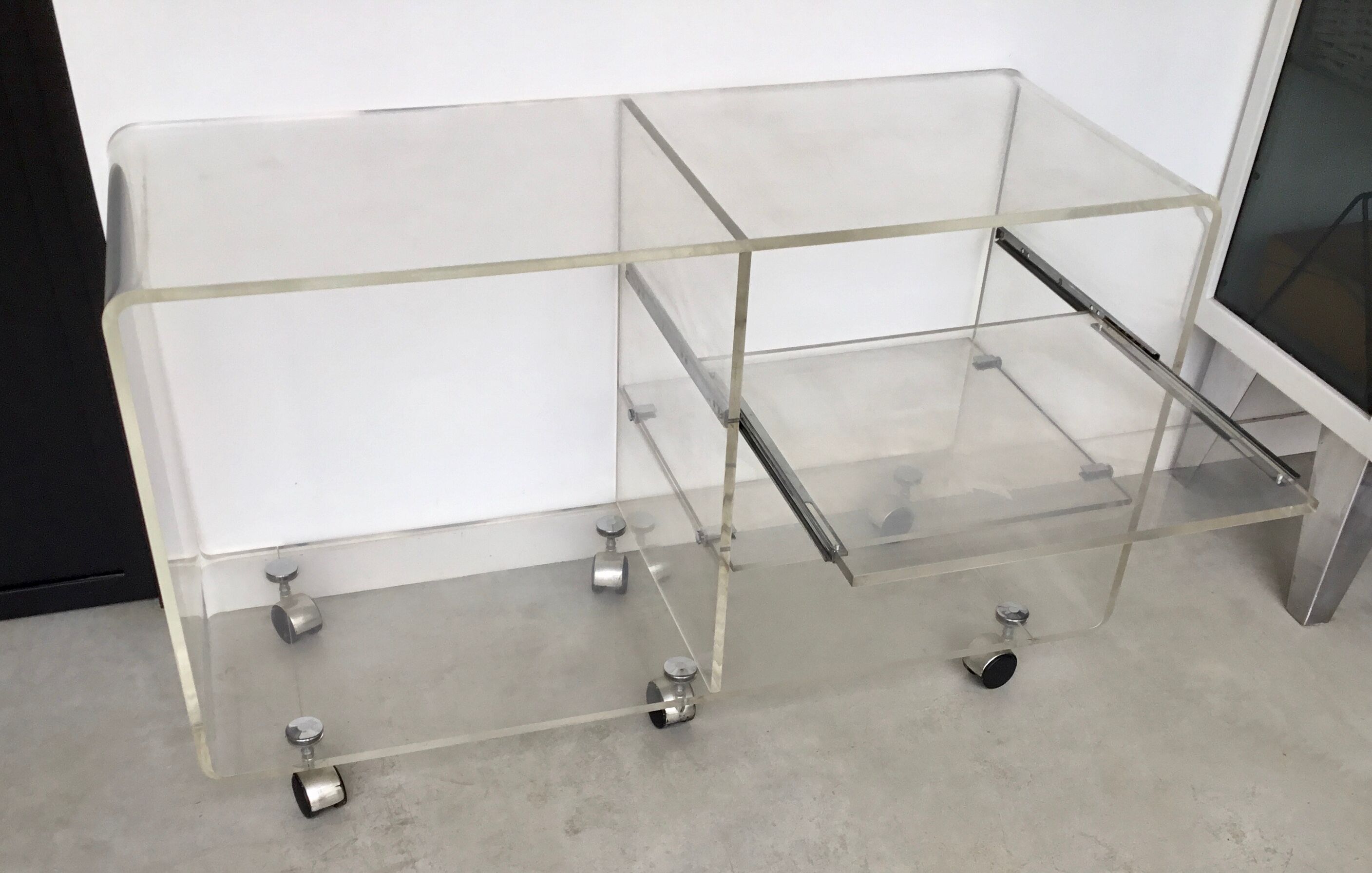 Hifi or tv furniture in plexiglass with wheels - design 1970 space-age
