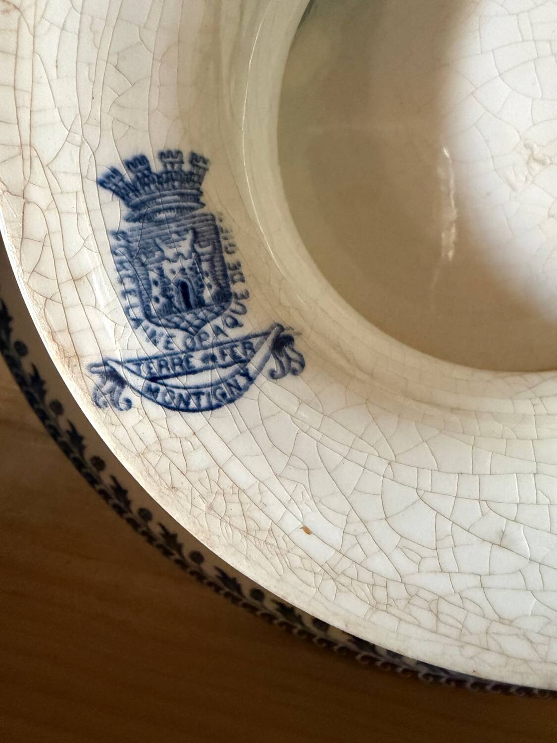 Plate on pedestal in Gien ironstone model Montigny