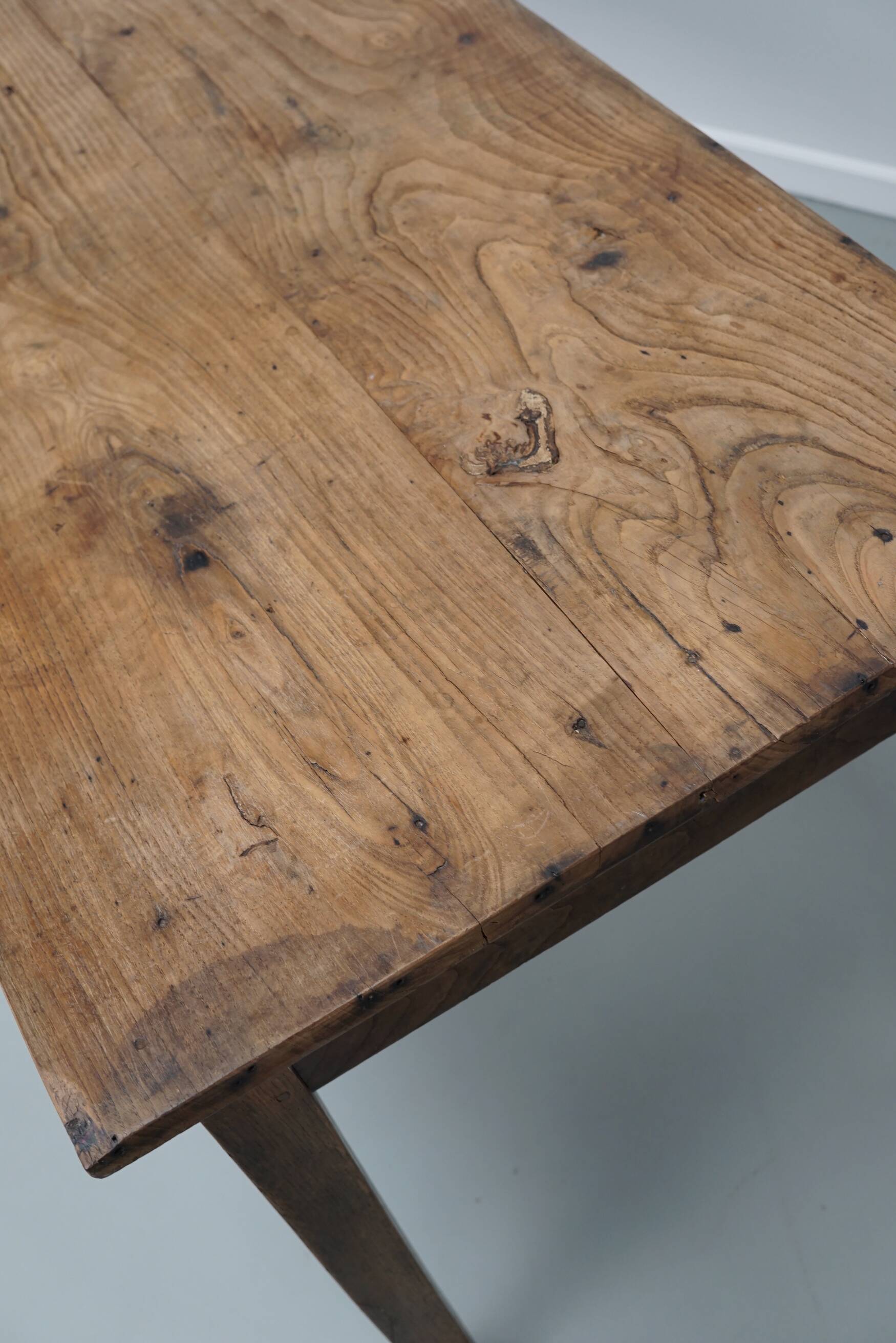 Table à manger rustique française en orme, XIXe siècle