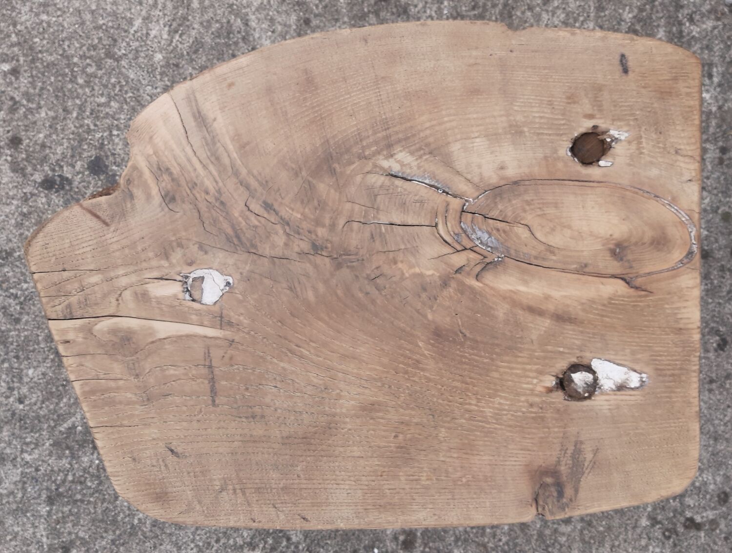 Brutalist coffee table in solid wood, tripod. (Popular art)