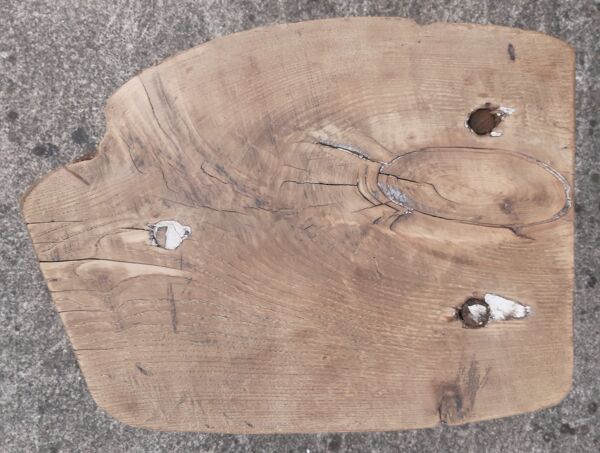Table basse brutaliste en bois massif, tripode. (Art populaire)