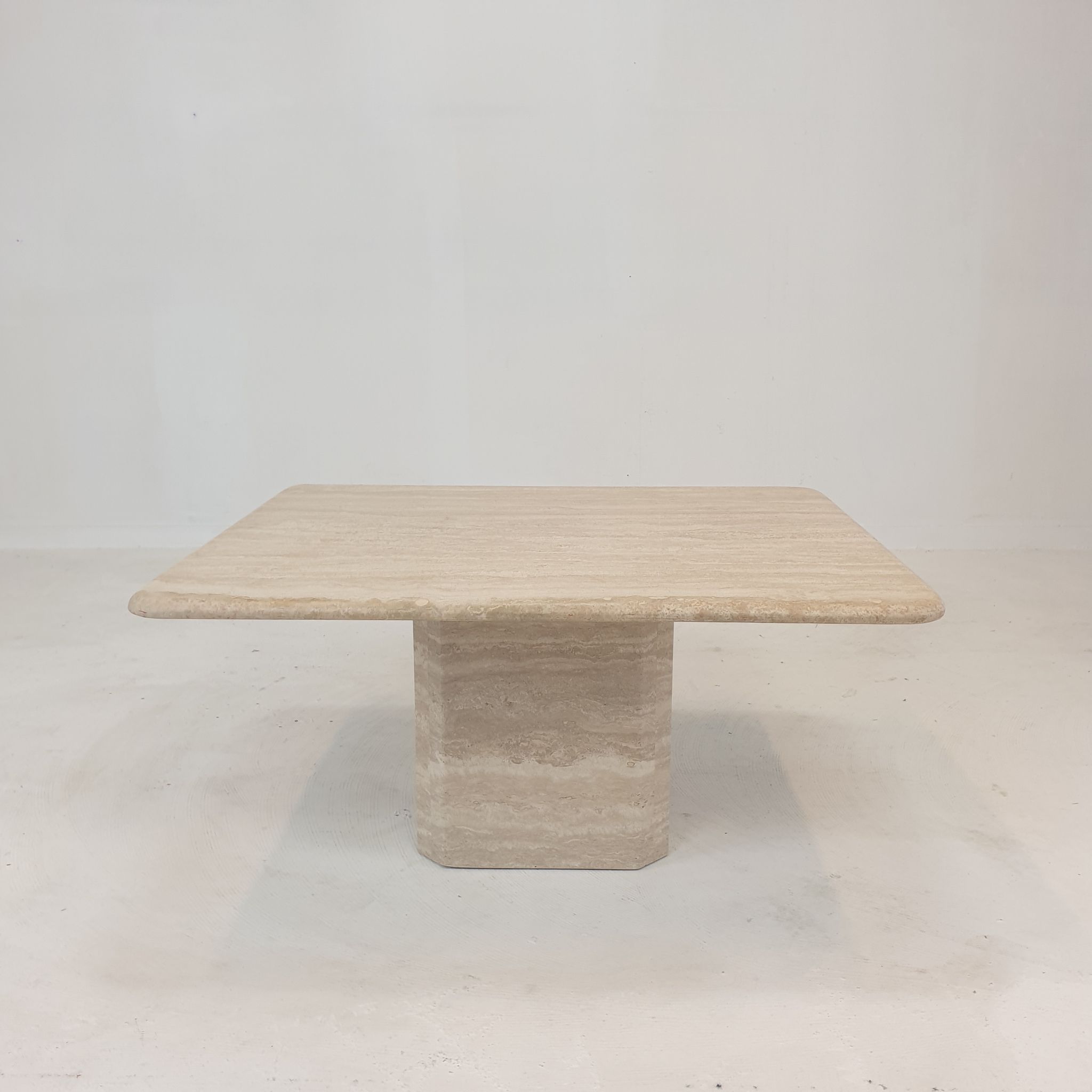 Table basse italienne en travertin, années 1980